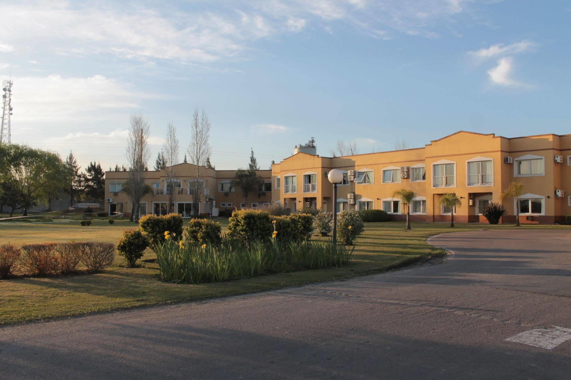 Hotel Wyndham Garden Campana Exterior foto